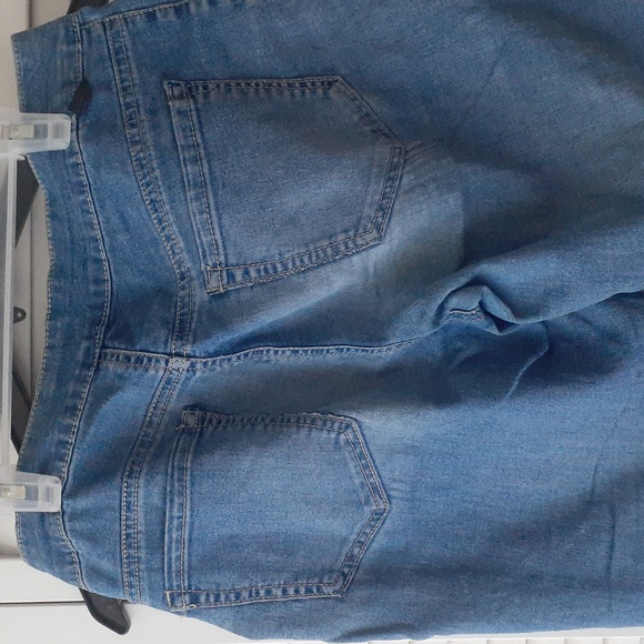 Women GLO Ruffled Y2K Capri Jeans - Picture 3 of 4